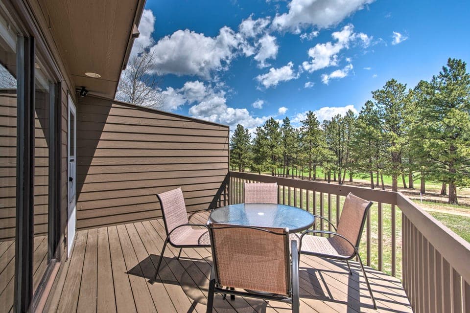 Fireplace & Mtn Views: Estes Park Home w/ Deck! Apartment in Estes Park