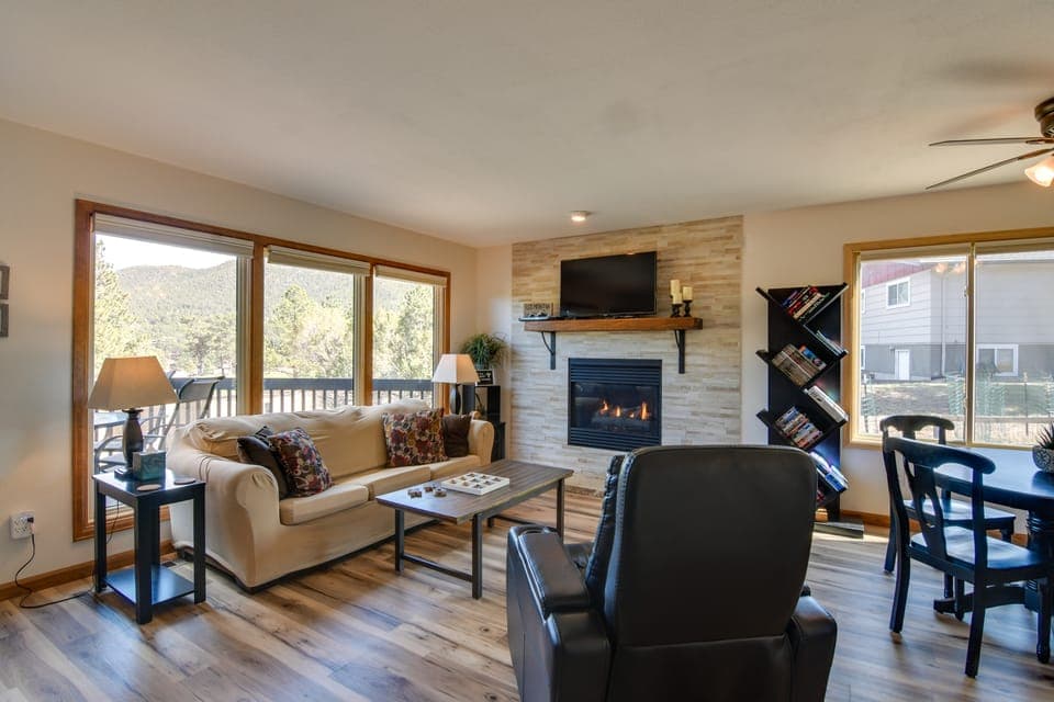 Fireplace & Mtn Views: Estes Park Home w/ Deck! Apartment in Estes Park