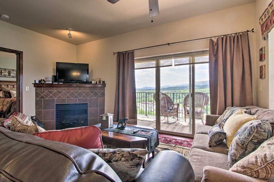 2 Mi to Attractions: Pigeon Forge Condo Apartment in Pigeon Forge