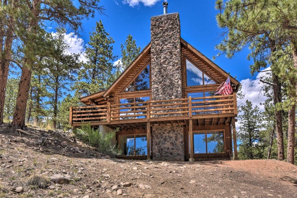 Quiet Guffey Getaway w/ Private Deck, Pond & Canoe House in Park County