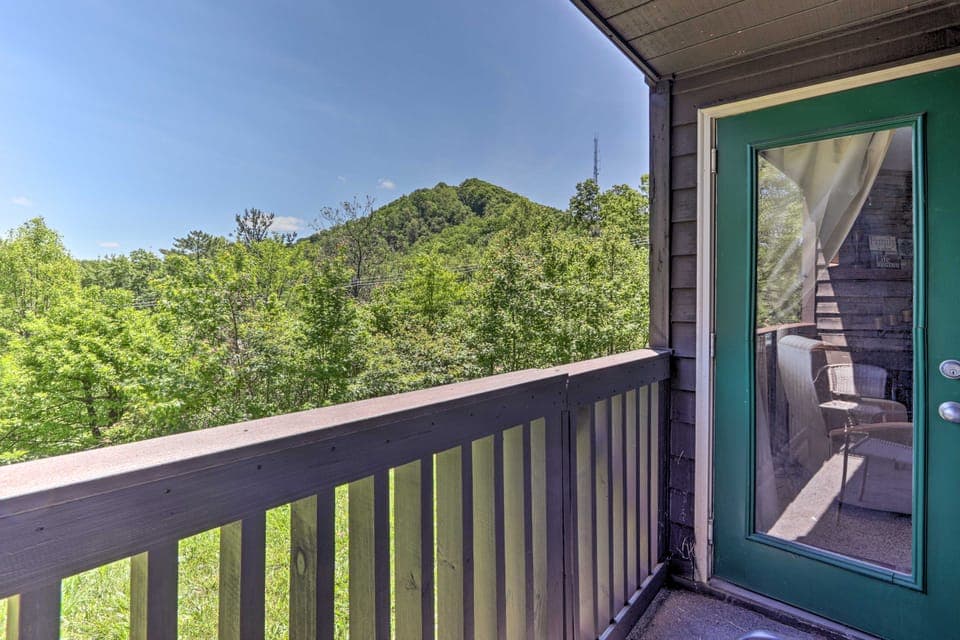 Condo w/ Pool & Grill Access ~ 4 Mi to Gatlinburg! Apartment in Gatlinburg