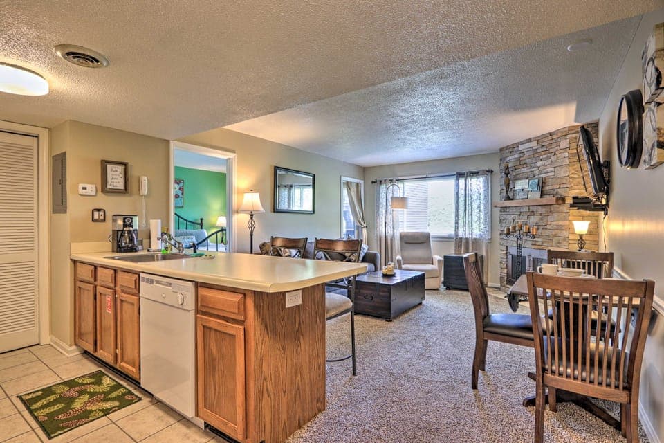 Condo w/ Pool & Grill Access ~ 4 Mi to Gatlinburg! Apartment in Gatlinburg