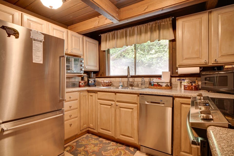 'Snuggle Inn' in the Heart of Chalet Village! House in Gatlinburg