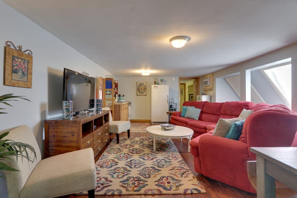 3 Mi to Great Smoky Mtn NP: Riverfront Retreat Apartment in Townsend