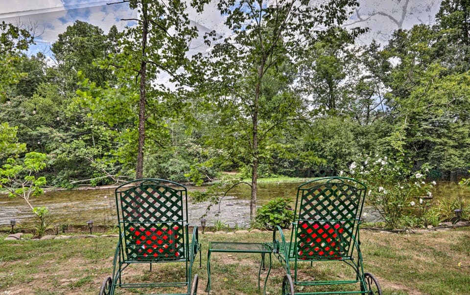 Fire Pit & Deck! Cozy Smoky Mtn Retreat on River Apartment in Townsend