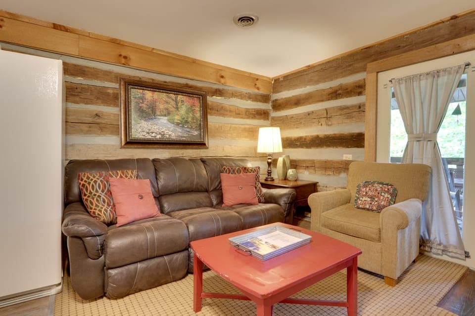 Fire Pit & Deck! Cozy Smoky Mtn Retreat on River Apartment in Townsend