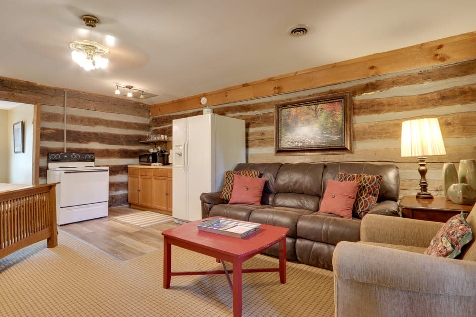 Fire Pit & Deck! Cozy Smoky Mtn Retreat on River Apartment in Townsend