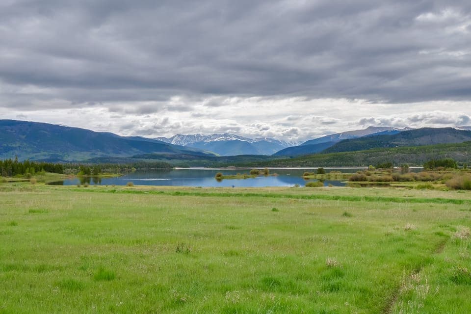 Walk to Ski Shuttle: Cozy Mountain Meadows Condo Apartment in Frisco