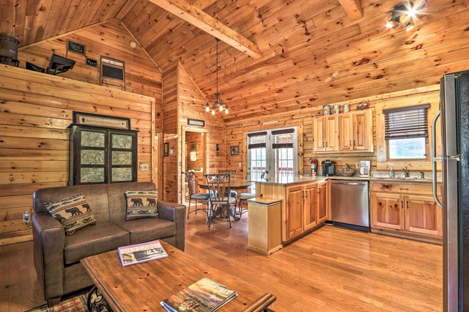 3 Mi to Dollywood: Hot Tub Hideaway in Smoky Mtns House in Pigeon Forge