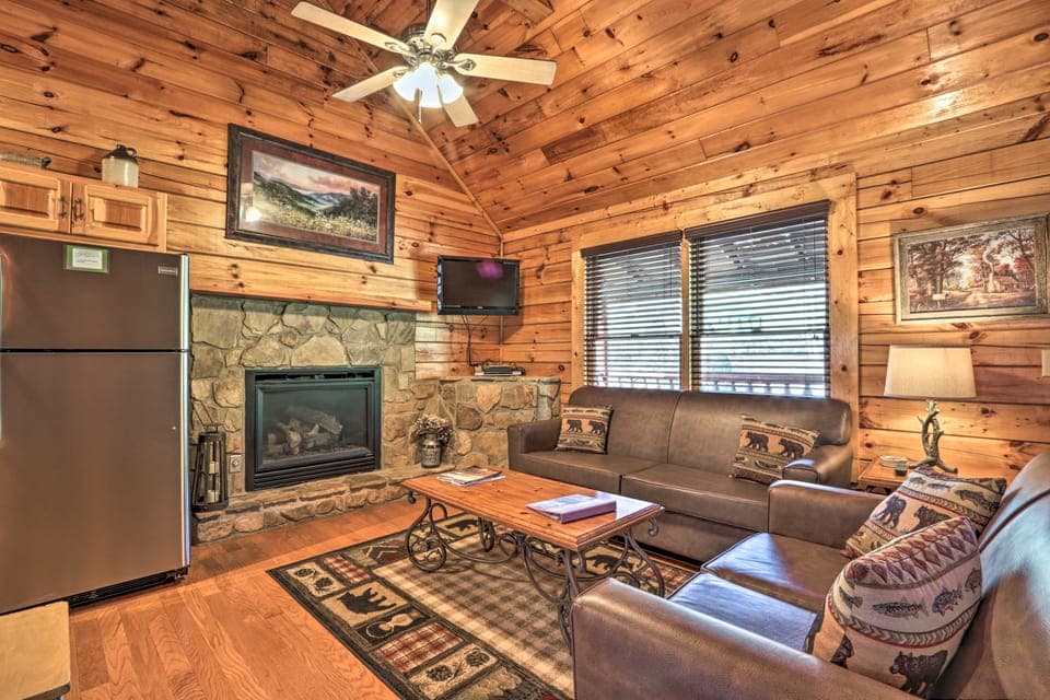 3 Mi to Dollywood: Hot Tub Hideaway in Smoky Mtns House in Pigeon Forge