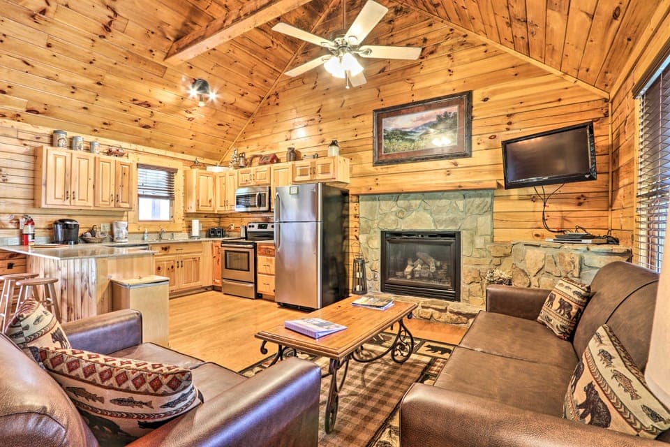 3 Mi to Dollywood: Hot Tub Hideaway in Smoky Mtns House in Pigeon Forge