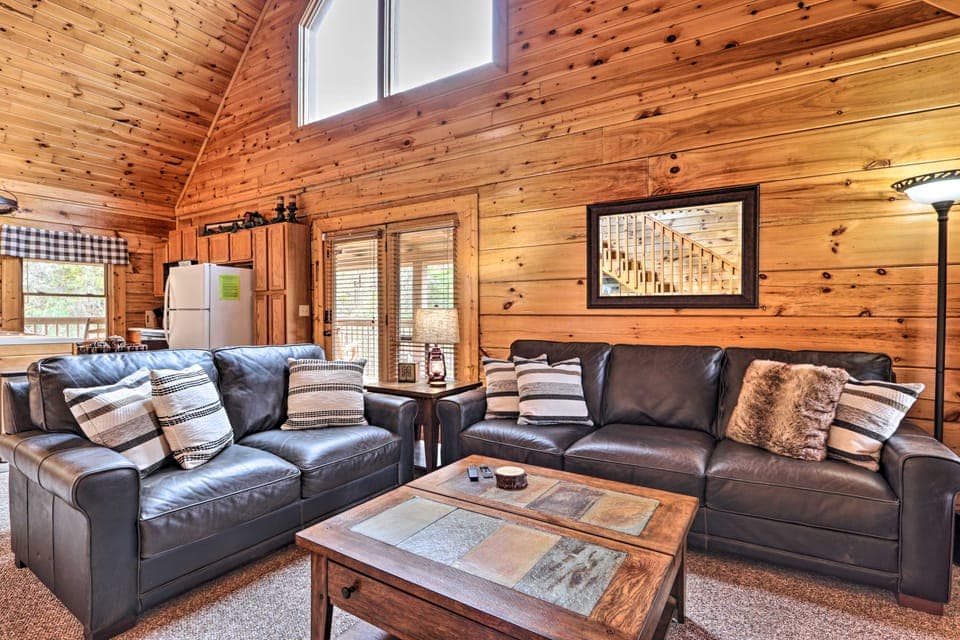 Homey Sevierville Cabin w/ Deck Near Pigeon Forge! House in Sevierville