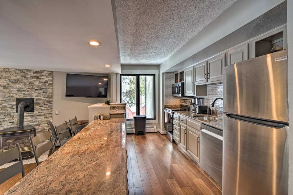 < 1 Mi to Peak 8: Ski Condo in Breck w/ Mtn Views Apartment in Breckenridge