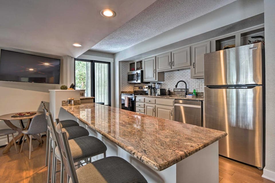 < 1 Mi to Peak 8: Ski Condo in Breck w/ Mtn Views Apartment in Breckenridge