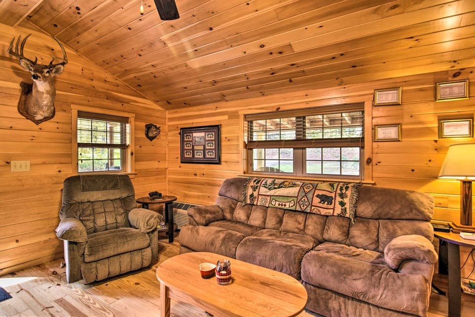 ‘Hooah’ Cabin Retreat w/ Grill & Step-Free Access House in Shenandoah Valley
