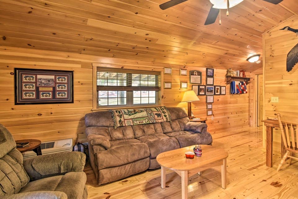 ‘Hooah’ Cabin Retreat w/ Grill & Step-Free Access House in Shenandoah Valley