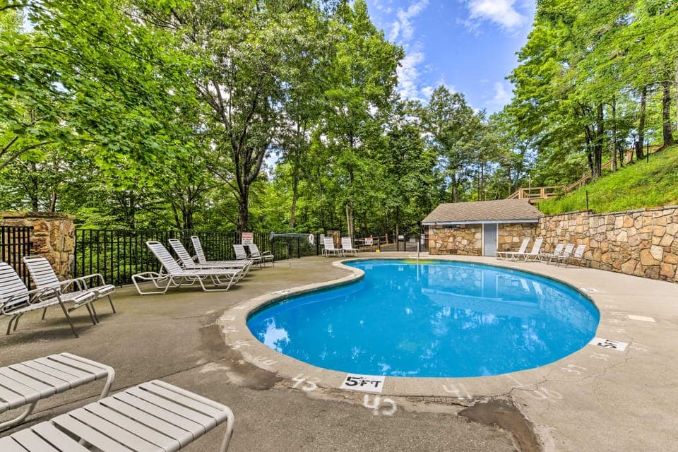 Hot Tub & Game Room: Gatlinburg Golf Getaway! House in Pittman Center