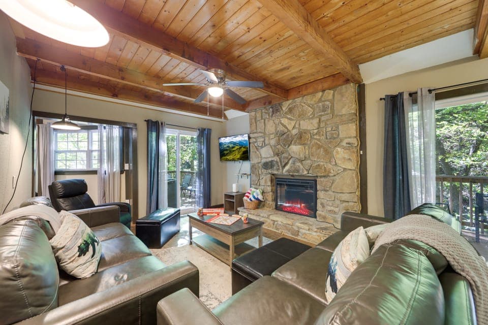 Hot Tub & Game Room: Gatlinburg Golf Getaway! House in Pittman Center
