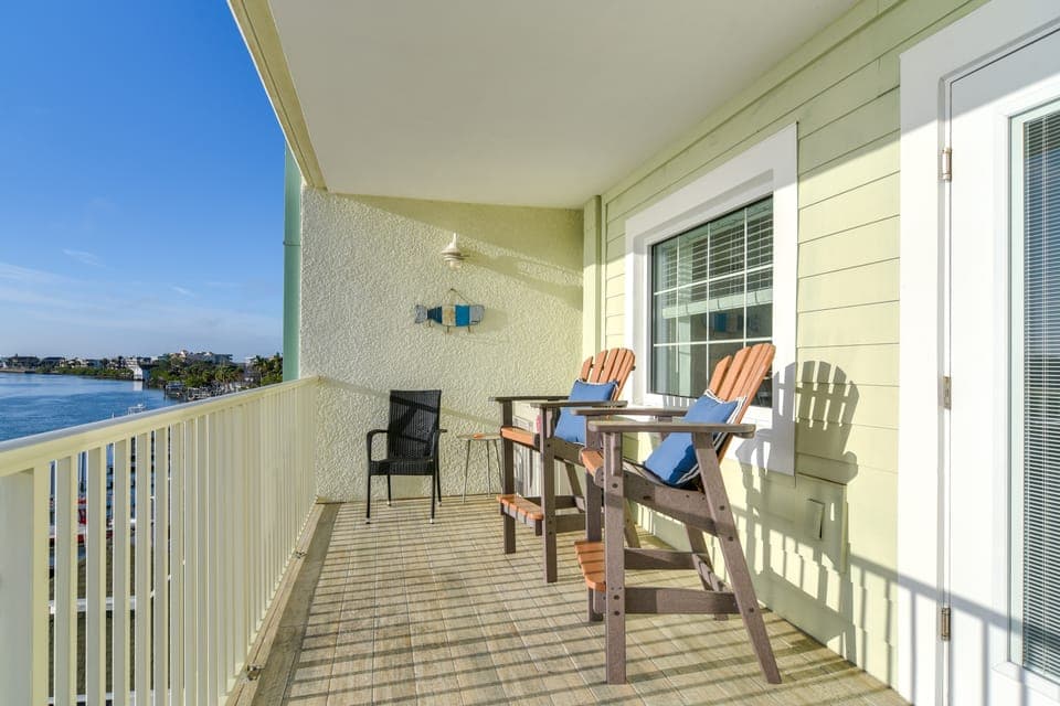 Waterfront Condo w/ Water Park, Walk to the Beach! Apartment in Indian Rocks Beach