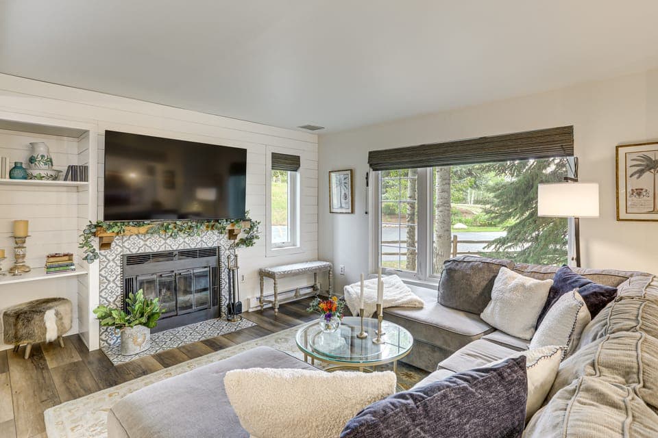 Hike, Ski & Golf: Fully Renovated Edwards Townhome Apartment in Edwards