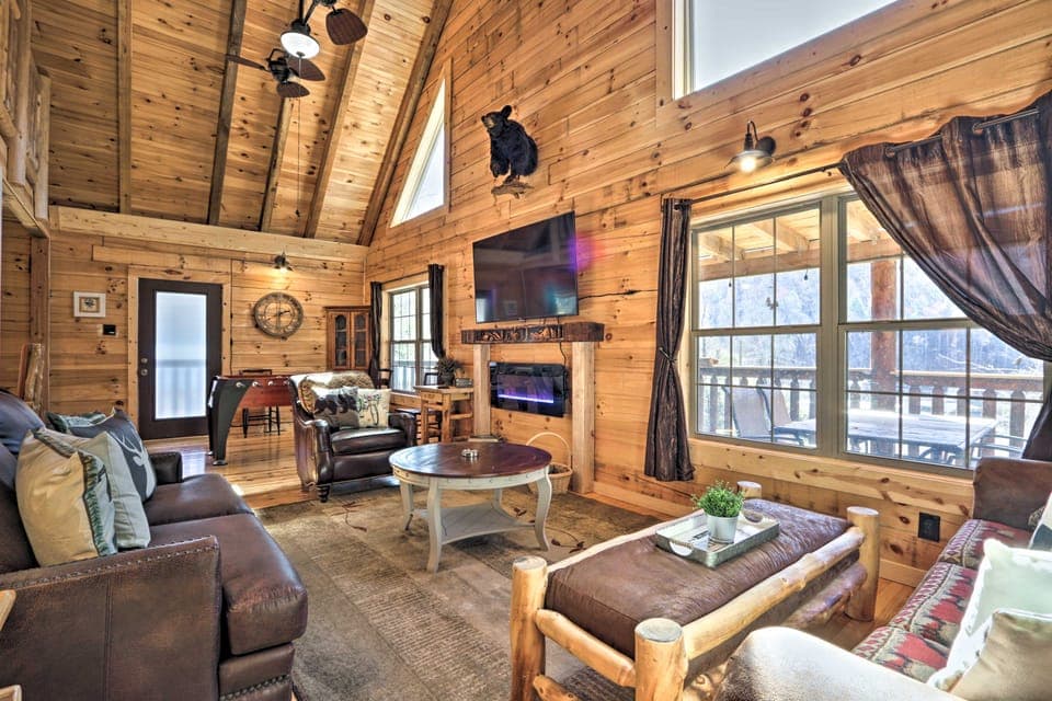 1 Mi to Dtwn Gatlinburg: Cabin w/ Game Room House in Gatlinburg