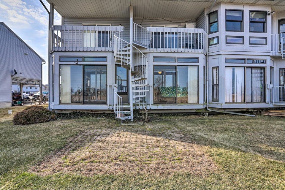 Serene Abode on Lake Erie ~ 9 Miles to Oak Harbor Apartment in Lake Erie