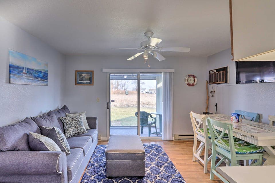 Serene Abode on Lake Erie ~ 9 Miles to Oak Harbor Apartment in Lake Erie