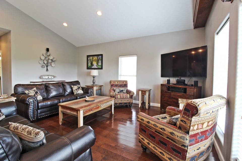 Hot Tub & Game Room! Group-Ready Smokies Cabin House in Sevierville