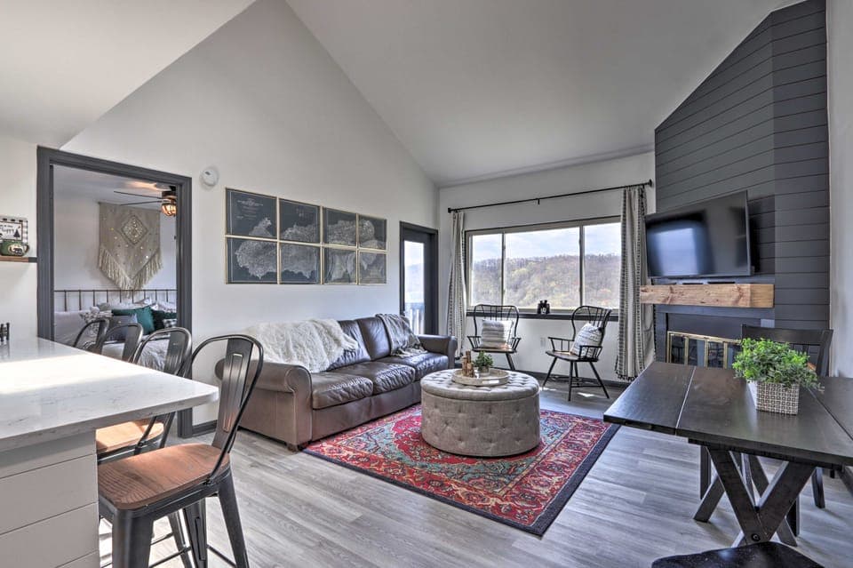 Pool Access & Balcony: Mtn-View Gatlinburg Condo Apartment in Gatlinburg