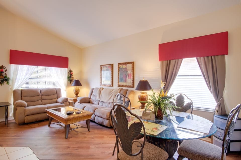 Sunny Villa w/ Lanai: 17 Mi to Disney! House in Davenport