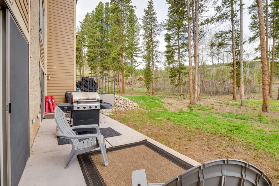 Beautiful Breck Townhome w/ Pool: 1 Mi to Main St! Apartment in Breckenridge