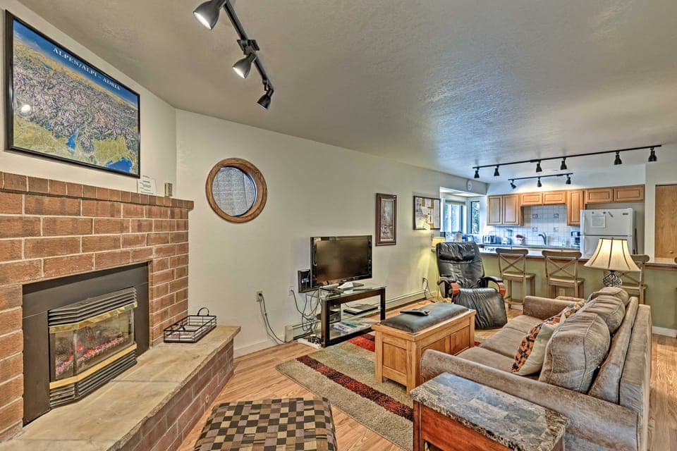< 2 Mi to Frisco Adventure Park: Cozy Townhome! Apartment in Frisco