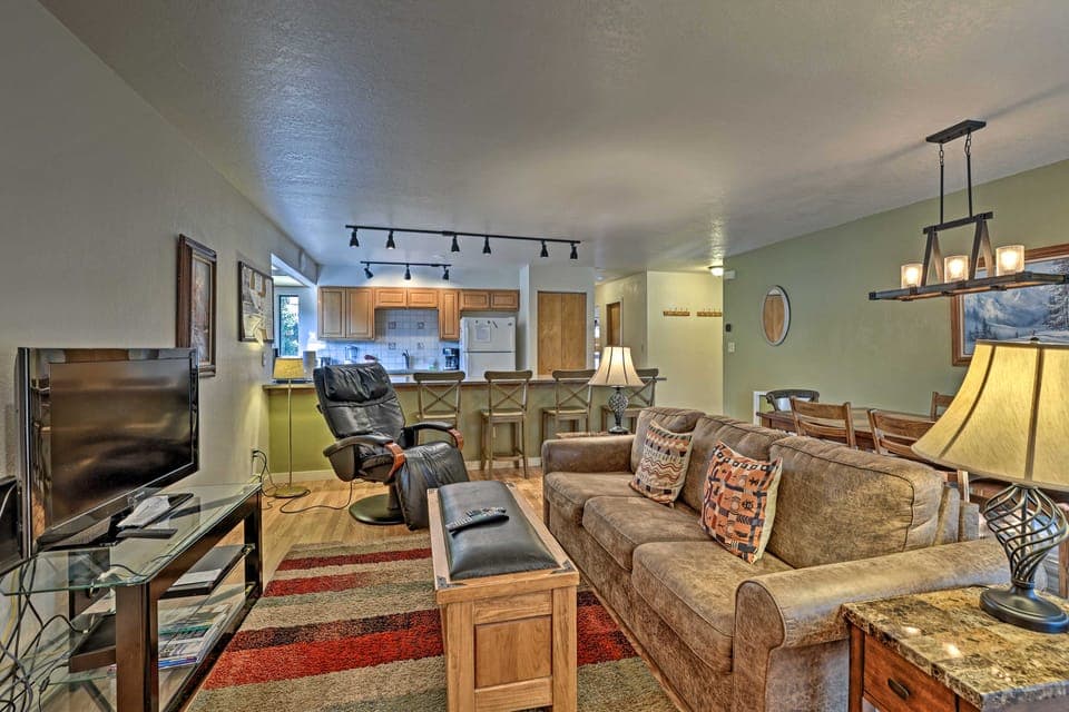 < 2 Mi to Frisco Adventure Park: Cozy Townhome! Apartment in Frisco