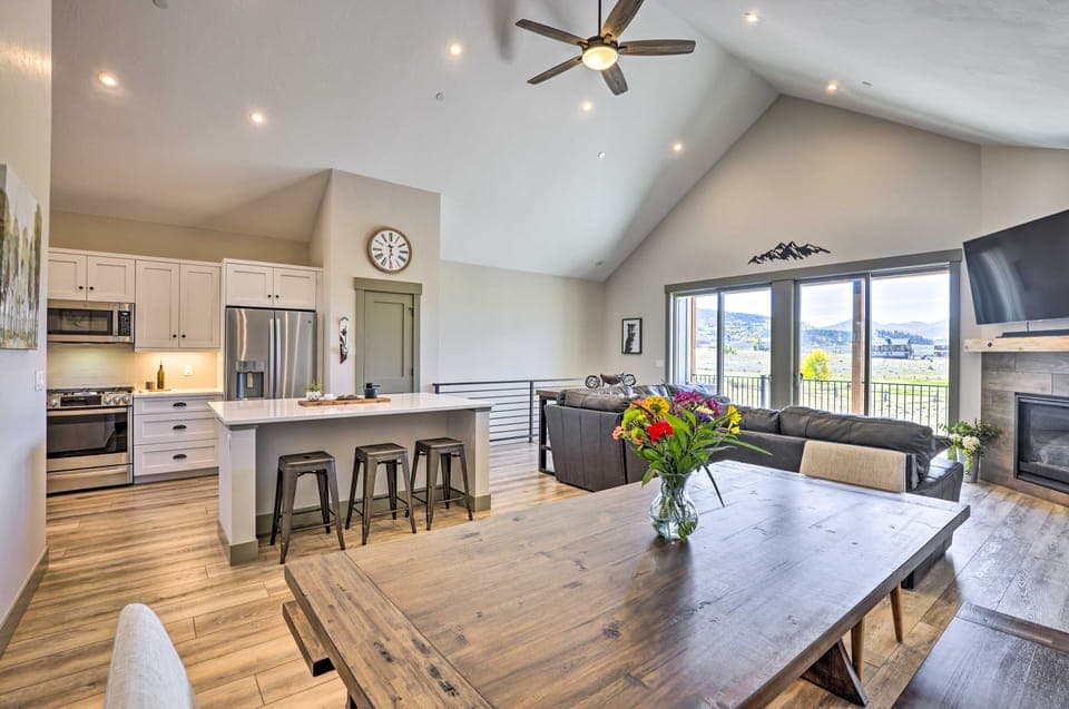 3 Mi to Granby Ranch: Townhome w/ Balcony & Views Apartment in Granby