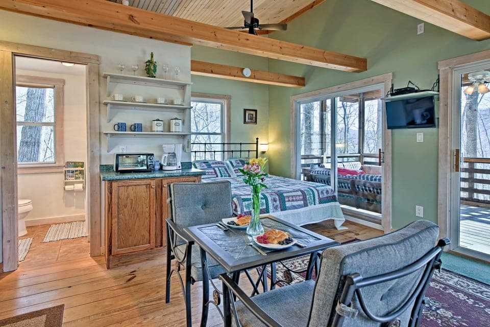 Screened Porch: ‘The Coop’ Robbinsville Cabin! House in Stecoah