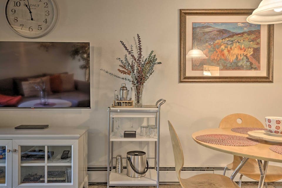 Ski Shuttle & Pool: Modern Silverthorne Condo! Apartment in Wildernest