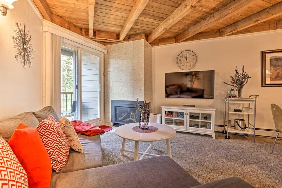 Ski Shuttle & Pool: Modern Silverthorne Condo! Apartment in Wildernest