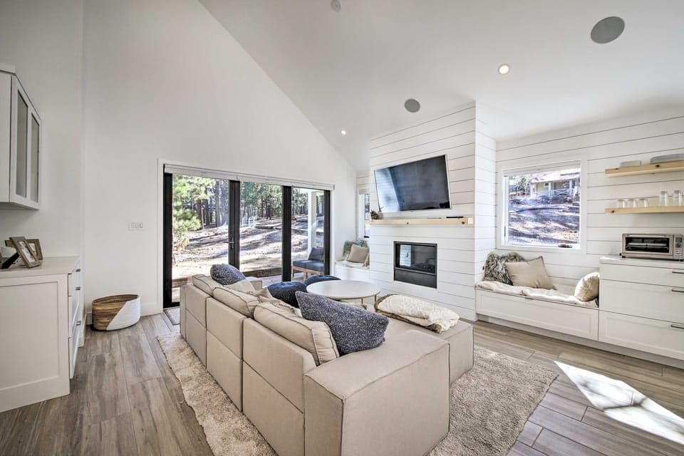 Half-Mi to Big Bear Lake: Modern Home w/ Deck House in Big Bear