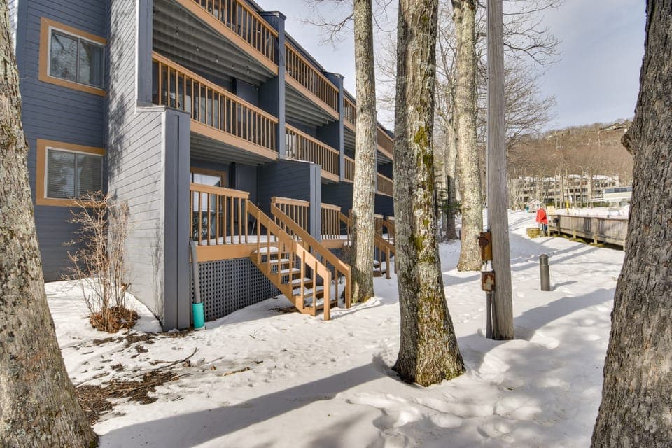 Ski-In Ski-Out Wintergreen Condo w/ Balcony Apartment in Massies Mill