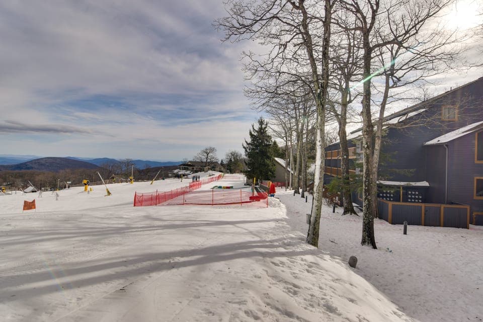 Ski-In Ski-Out Wintergreen Condo w/ Balcony Apartment in Massies Mill