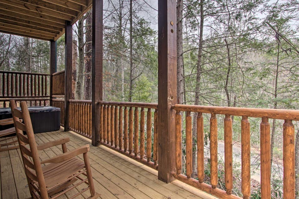 Luxe Cabin w/ Home Theater < 2 Miles to Gatlinburg House in Gatlinburg