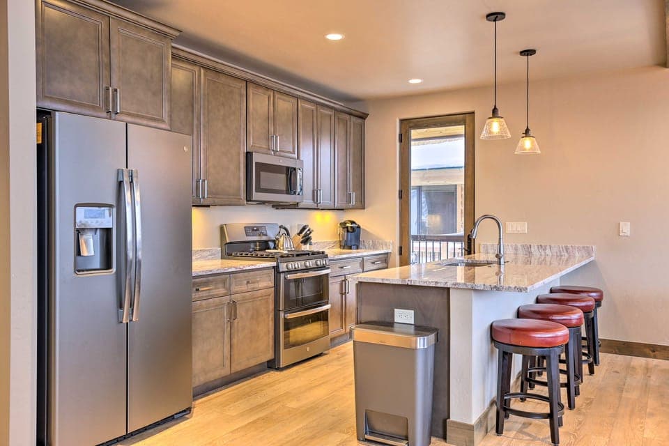 Relax Fireside: Silverthorne Home 11 Mi to Skiing! Apartment in Wildernest
