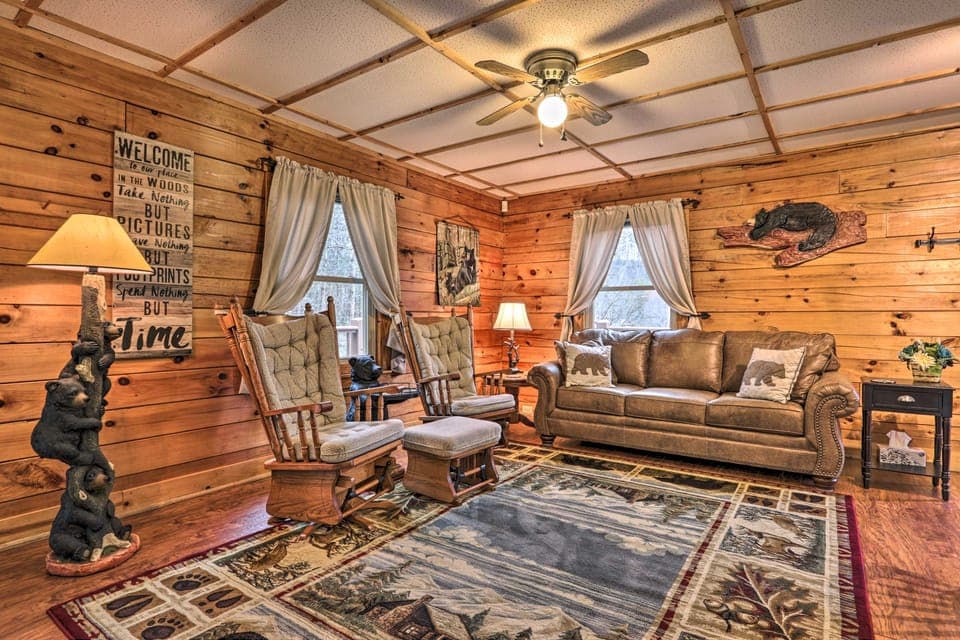 Hill Side: Cosby 'Cozy Cove' Cabin w/ Deck House in Cosby