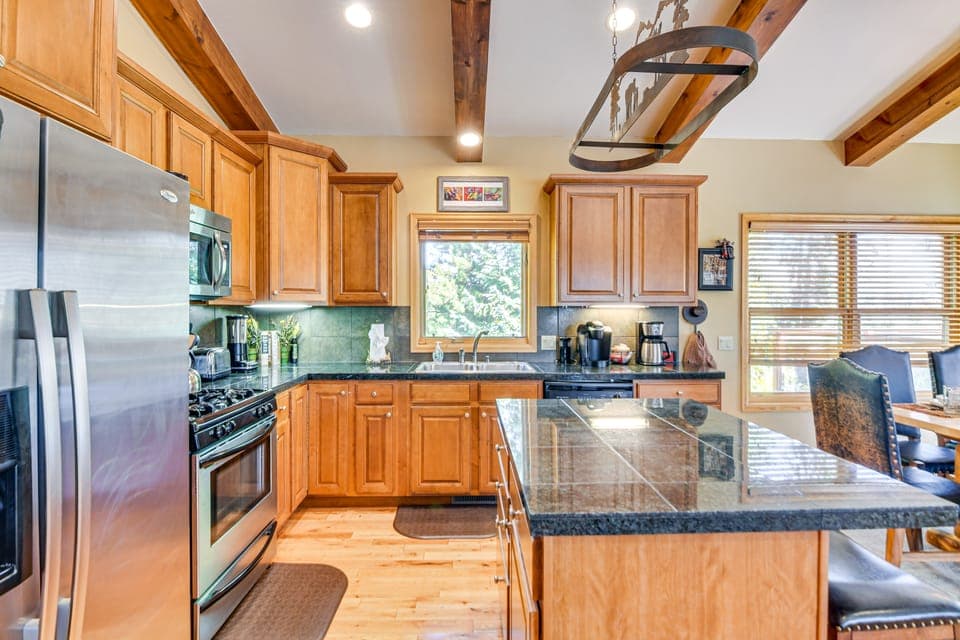 1 Mi to Grand Lake: Family-Friendly Gem w/ Hot Tub House in Grand Lake