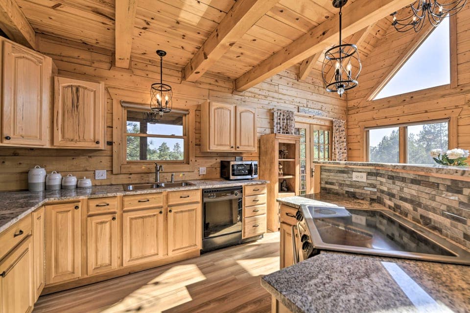‘Lazy Beaver Lodge’ Pagosa Cabin w/ Deck, Fire Pit House in Colorado