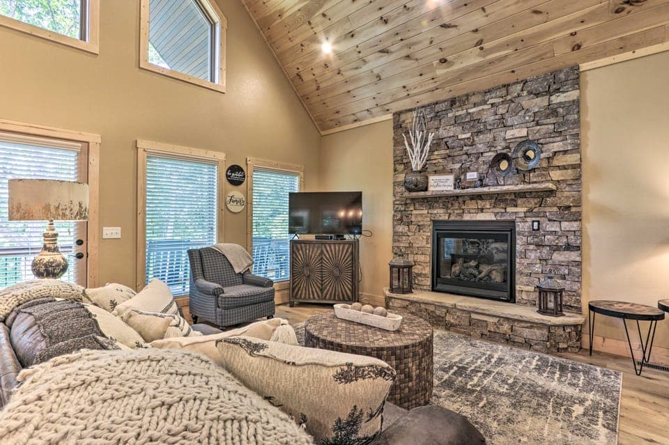 Sevierville Cabin: Deck w/ Foosball & Hot Tub! House in Sevier County