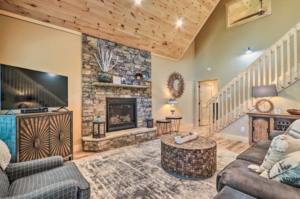 Sevierville Cabin: Deck w/ Foosball & Hot Tub! House in Sevier County