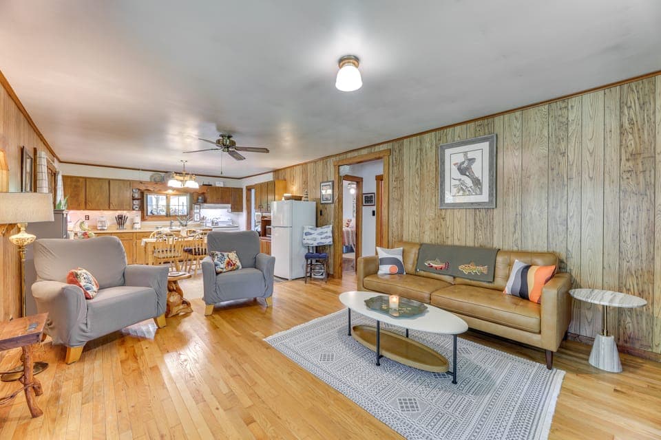 Charming Parsons Cabin w/ Grill on the Cheat River House in Shenandoah Valley