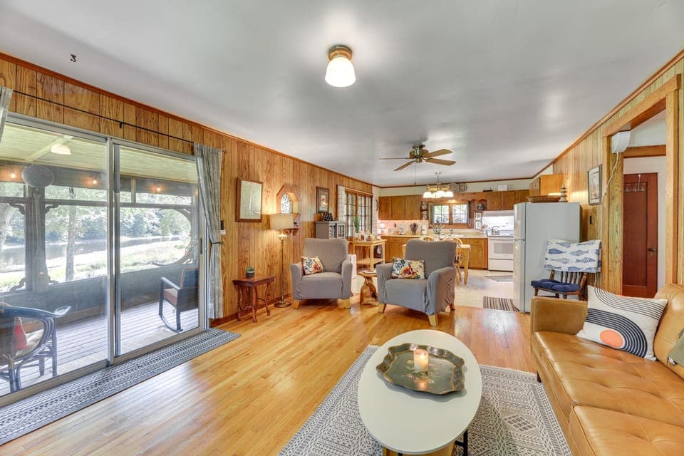 Charming Parsons Cabin w/ Grill on the Cheat River House in Shenandoah Valley