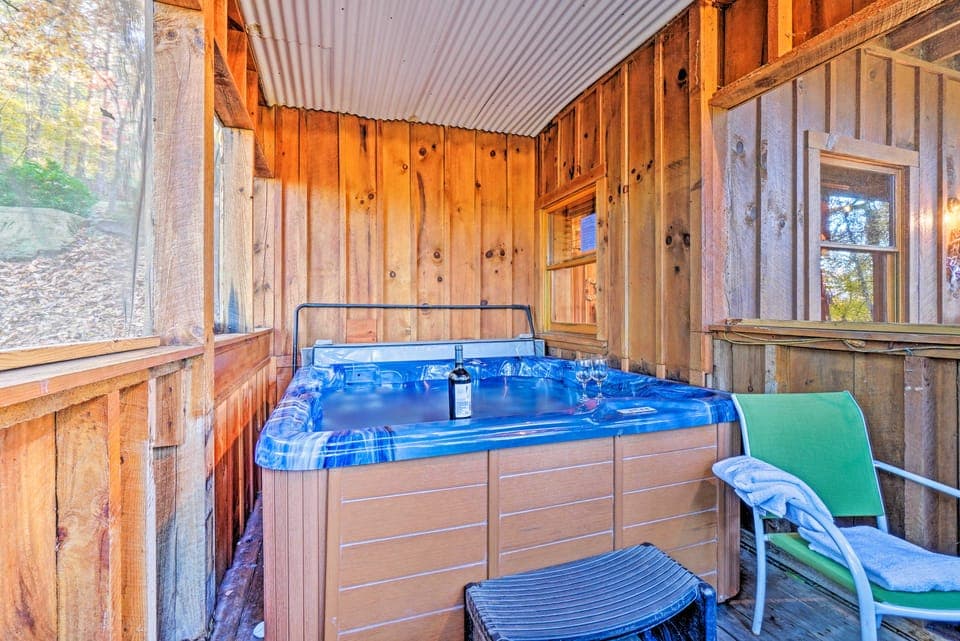 Smokies Cabin w/ Hot Tub! Group Adventure Base House in Pigeon Forge